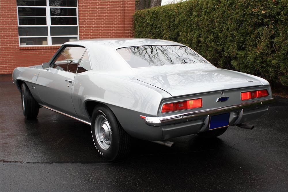 1969 Chevrolet Camaro ZL1 Coupe Silver 1/18 Diecast Model Car V32586